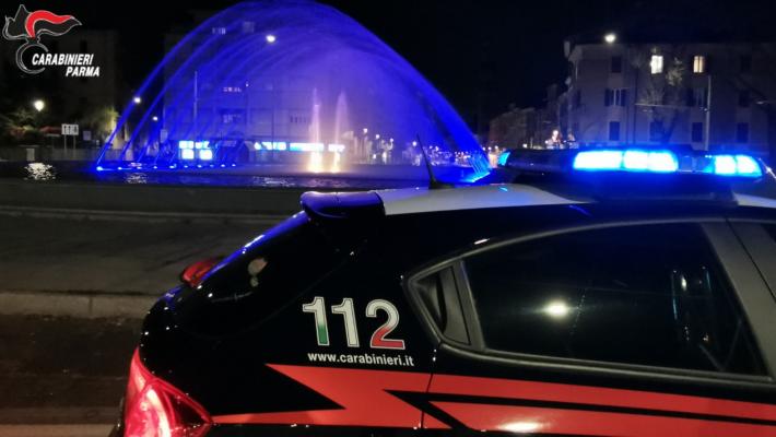 Tenta il furto su un'auto in sosta spaccando il finestrino con un mattone ma viene sorpreso e arrestato dal proprietario che è un carabiniere: nei guai 64enne italiano
