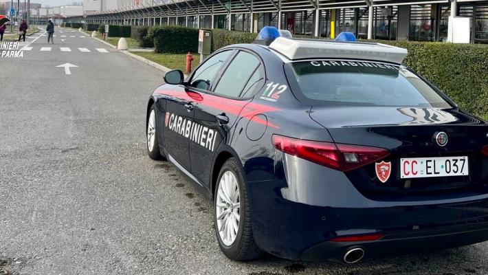 Fidenza: ruba prodotti alimentari al supermercato ma viene scoperta e scatena il caos usando violenza nei confronti di una commessa, della guardia giurata e dei militari intervenuti. Arrestata 58enne 