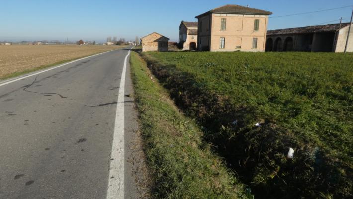 Auto si ribalta, il conducente incastrato: salvato dai soccorritori e trasportato al Maggiore