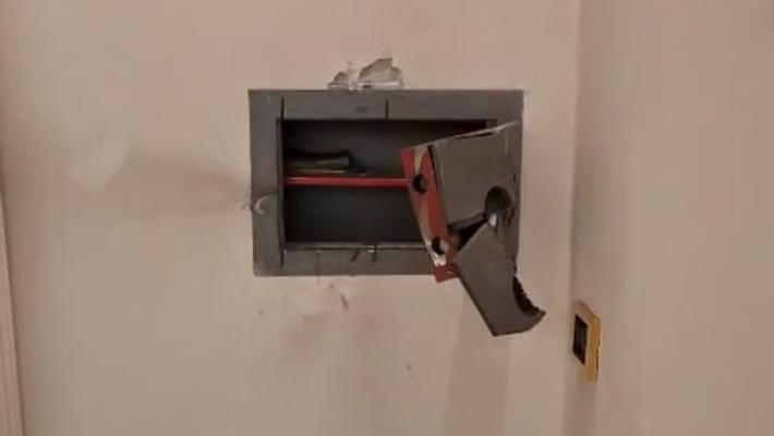 Fanno saltare la cassaforte  e rubano tutti i  gioielli  