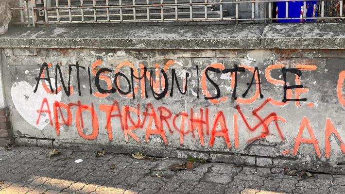 Imbrattata la scritta dedicata a Virgi fuori dall'Ulivi