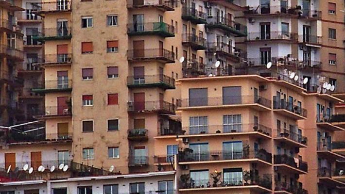 Assicurazioni Macchie di umidit&agrave; e danni da perdite d'acqua in condominio: cosa fare 