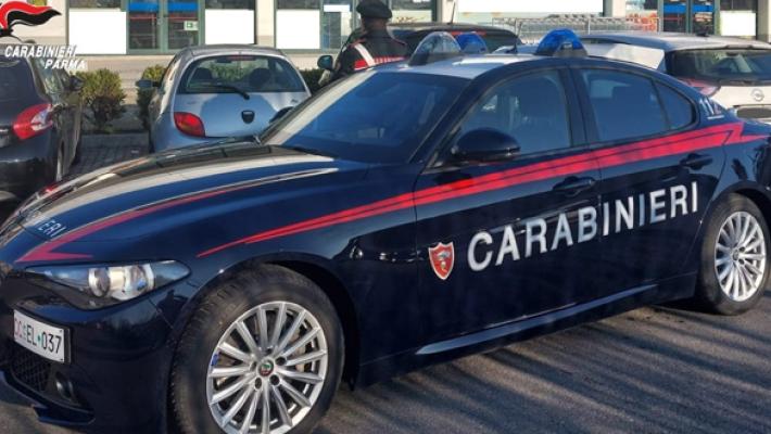 Fuggono dal supermercato con merce non pagata nello zaino ma i carabinieri li fermano nel parcheggio. Denunciati per furto due 20enni stranieri.