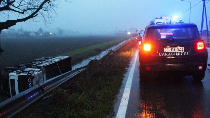 Camion si ribalta sulla sp 10, un ferito