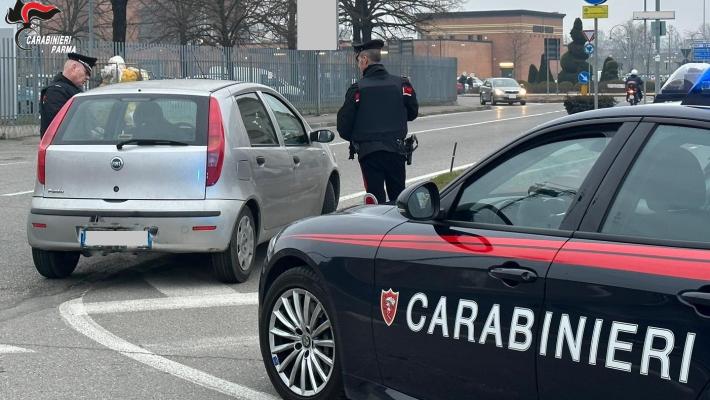 Strada Quarta e via dei Mille, automobilista chiede informazioni a due donne poi si abbassa i pantaloni: 40enne denunciato
