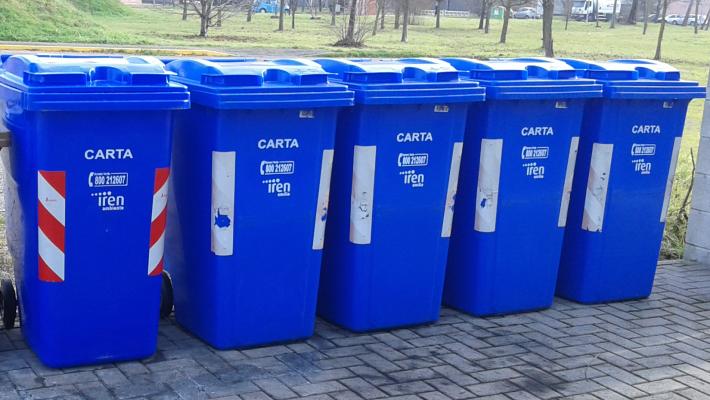 Segnalazione in via Degli Oddi: "Da 15 giorni non viene ritirata la carta"