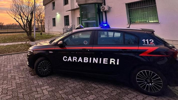 Fontevivo: entrano nel cortile di un&rsquo;abitazione e caricano attrezzature per l&rsquo;edilizia e ricambi per auto accantonati vicino ad un box. Tre persone denunciate
