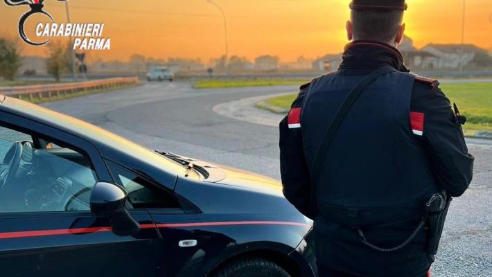 Busseto: tenta di sfuggire al controllo dei carabinieri ma viene fermato e trovato in possesso di un coltello a serramanico. Denunciato 40enne italiano