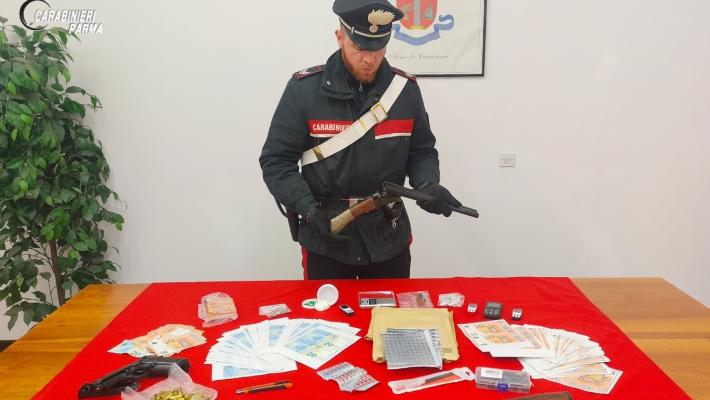 Droghe, armi modificate e banconote false: arrestato un 26enne