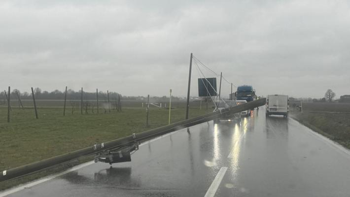 Crolla un palo della luce mentre passano le auto: paura a Madregolo