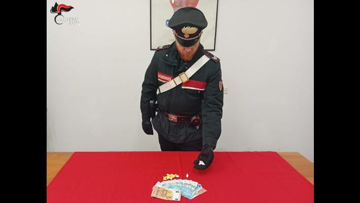 Nascondeva in auto 16 dosi di cocaina: arrestato 22enne straniero