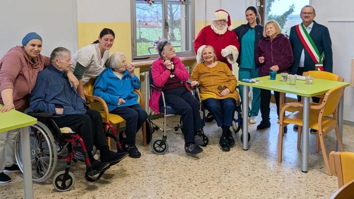 Massimo Spigaroli e Babbo Natale portano gli anolini agli anziani