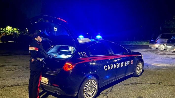Schiamazzi e rumori molesti in condominio: i Carabinieri intervengono e trovano la droga sul tavolo