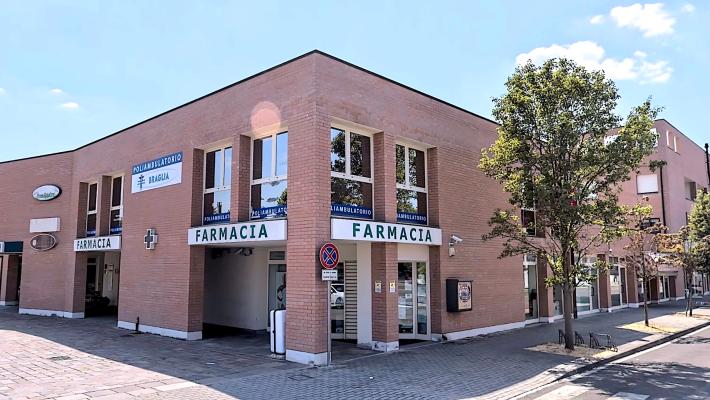 Sfondano la porta con un'auto rubata: Sorbolo, assalto a una farmacia nella notte 