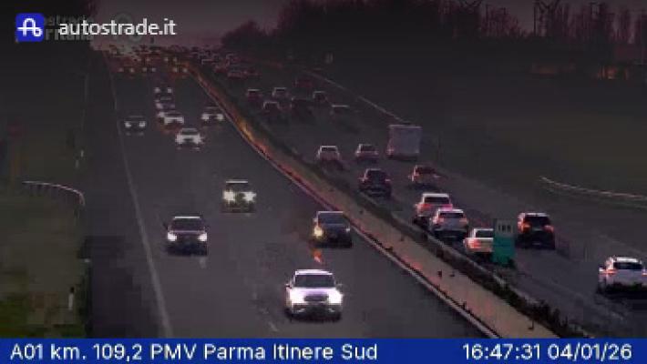 Traffico intenso e lavori: 5 chilometri di coda in Autocisa, rallentamenti in A1 