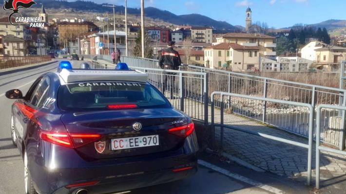 Sospeso nel vuoto a mani nude. Salvato dai carabinieri la notte di San Silvestro