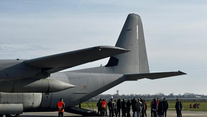 Atterrato a Linate l'aereo di Stato con le vittime di Crans-Montana