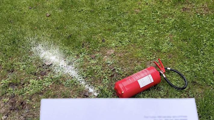 Svuotati all'esterno due estintori. Il sindaco: &laquo;Nessuno sconto a chi gioca con la vita altrui&raquo; 