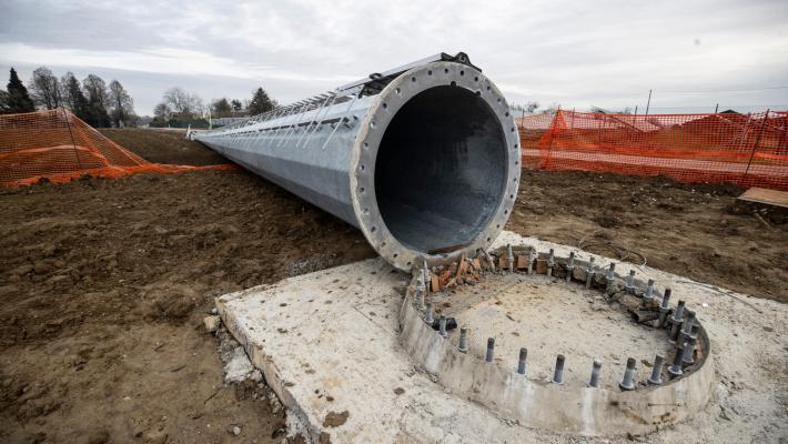 Crolla il traliccio della telefonia:  un gesto doloso?  