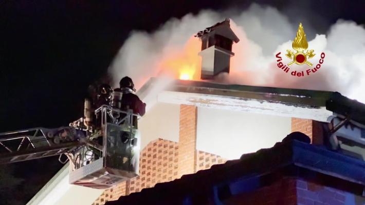 Incendi di sterpaglie, vigili del fuoco in via Resga 