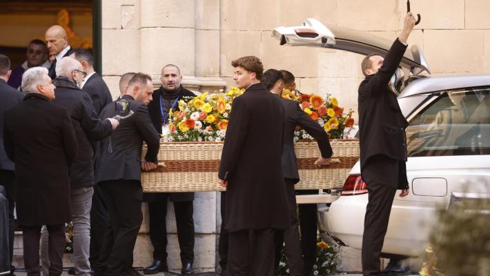 Cominciati funerali Bardot, salma dell'attrice accolta dal figlio