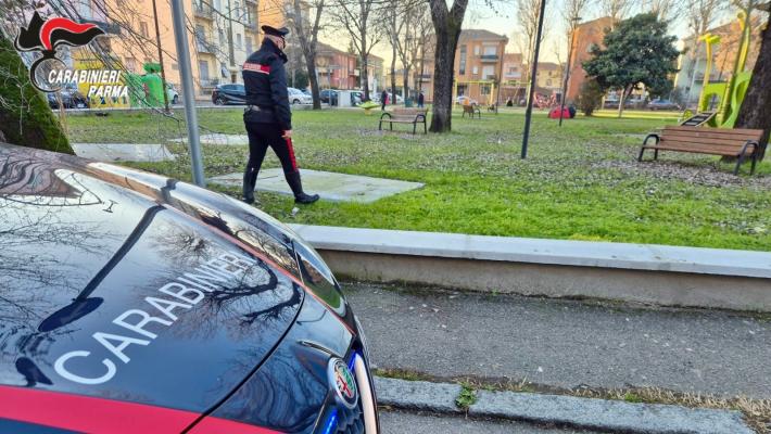 Parma: vede i carabinieri e si nasconde dietro le auto in sosta, dalla perquisizione spunta una &ldquo;panetta&rdquo; di hashish nascosta nei pantaloni. Arrestato 20enne italiano 