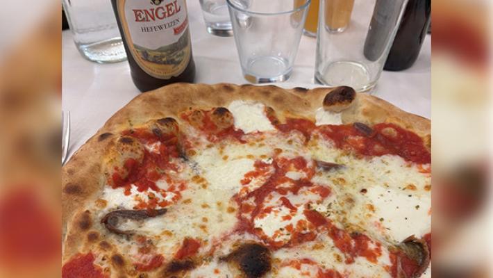 La pignata: bassa e croccante. La classica pizza al di l&agrave; delle mode.