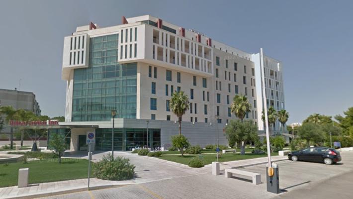 Bombe carta esplose nella notte sotto l'hotel del Parma a Lecce: sono intervenuti gli artificieri, la Digos indaga