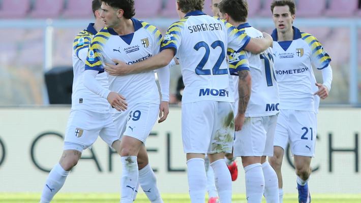 Lecce-Parma 1-2:  i crociati trovano i tre punti con una vittoria in rimonta che vale il doppio. Cuesta: "&nbsp;L'espulsione ci ha fatto giocare meglio"