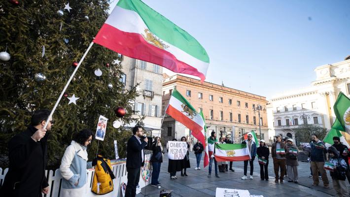 La comunit&agrave; iraniana in Piazza: &laquo;Regime assassino. Vogliamo libert&agrave;&raquo;