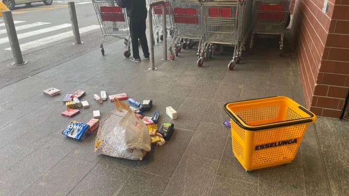 Tenta di scippare la spesa in via Emilia Est, non riesce, scappa