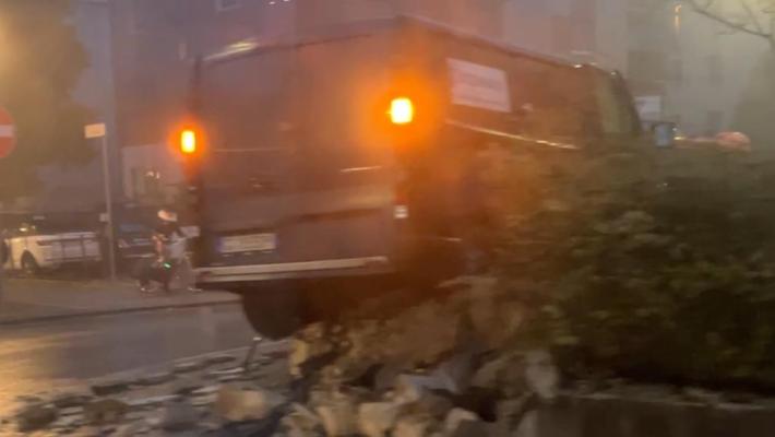 FURGONE SULLA ROTATORIA