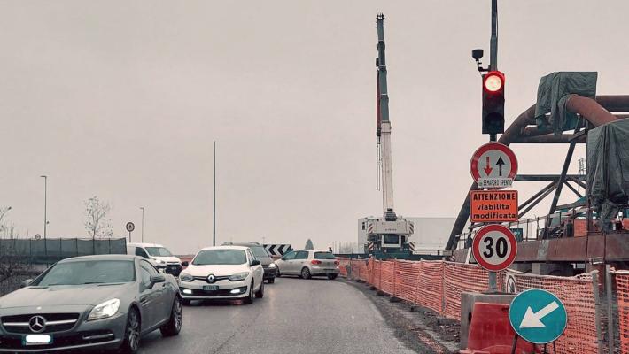 Manovre spericolate e pericolose sul ponte Bailey