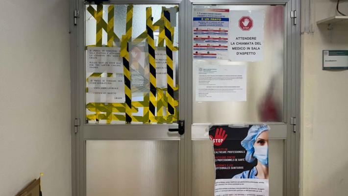 Ospedale Maggiore, paura i Guardia medica: pretende un farmaco, ma non glielo prescrivono. Si scaglia contro una porta a vetri e la manda in frantumi: denunciato