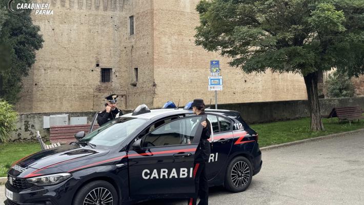 Il ladro in camera da letto la minaccia con un coltello: terrore in casa per una 37enne di Montechiarugolo, denunciato uno straniero 