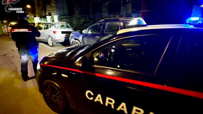 I carabinieri rintracciano una donna scomparsa in via Marmolada e trovano un ricercato nascosto nell'auto 