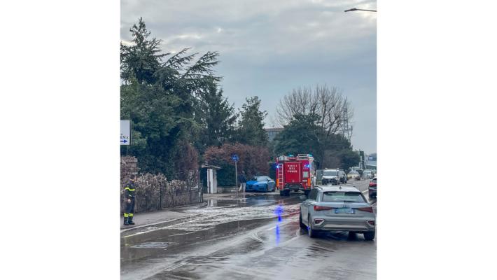 Via Traversetolo: si rompe un tubo, allagamento in strada. Intervengono i vigili del fuoco