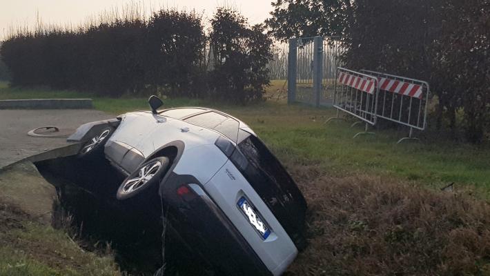 Ronco Campo Canneto, auto finisce fuori strada: conducente soccorso dal 118