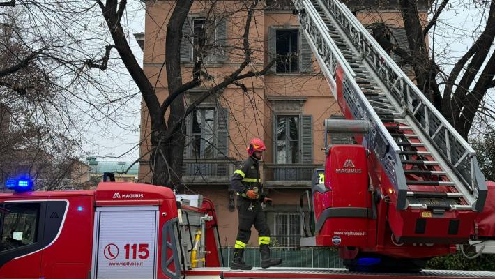Esce di strada a Carobbio di Tizzano: automobilista incastrato fra le lamiere chiama i vigili del fuoco 