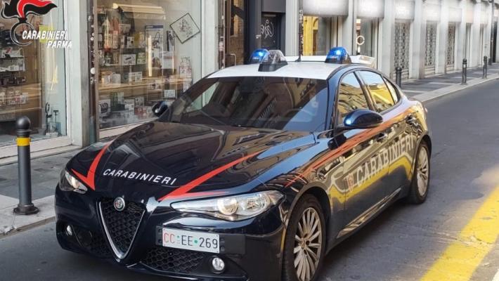 Parma: lo sorprende di spalle e dopo averlo colpito con un pugno lo rapina del cellulare. Denunciato 32enne straniero