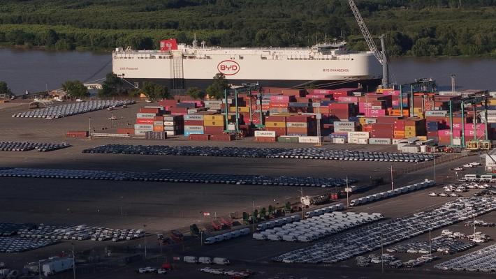 La Cina corre. Ma a due velocit&agrave; 