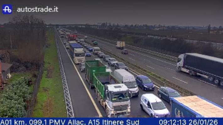 Veicolo in avaria, 4 chilometri di coda in A1 tra Fontanellato e Parma. Pioggia e nebbia in Autocisa 