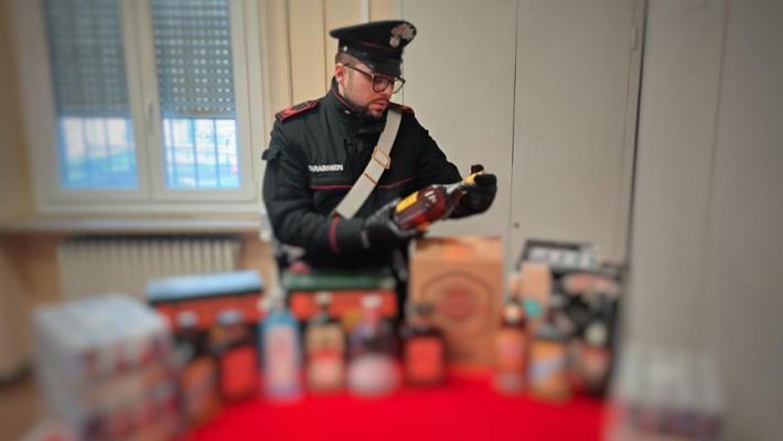 Manovre azzardate di notte in via San Leonardo: 28enne fermato su un'auto rubata con 70 bottiglie di superalcolici