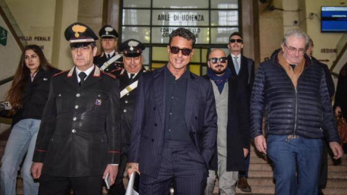 Giudice accoglie il ricorso di Signorini, Corona non pu&ograve; pubblicare la puntata