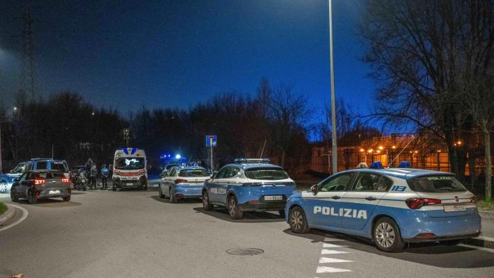 Sparatoria a Milano, ventenne armato ucciso da agenti in borghese. Piantedosi: "No a presunzione di colpevolezza". Salvini: "Sono dalla parte del poliziotto