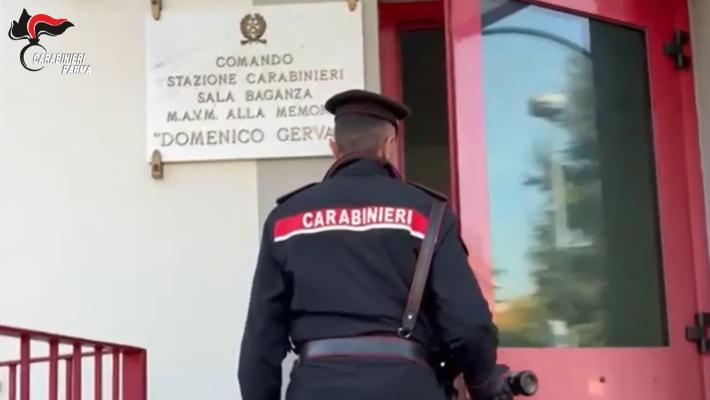 Fermato di notte vicino ad un bancomat armato di coltello: denunciato 21enne di origini straniere