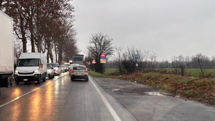 Camion "incastrato" ad un incrocio: coda sulla via Emilia tra Sanguinaro e Parola