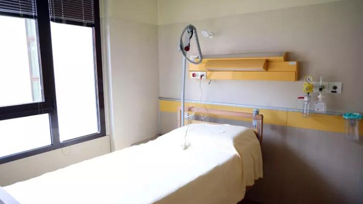 Stacca apparecchi che tengono in vita la madre, arrestato