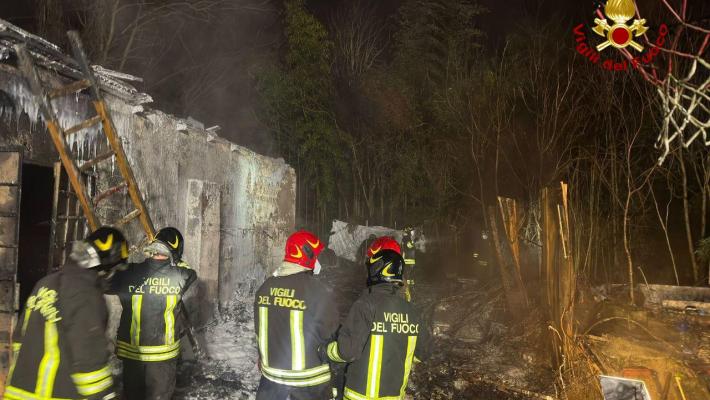 Incendio nella notte, diverse squadre dei vigili del fuoco in via Po 