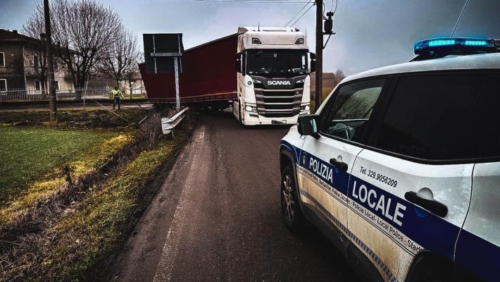 Problemi viabilistici e camion fuor strada a causa della chiusura del ponte di castellina